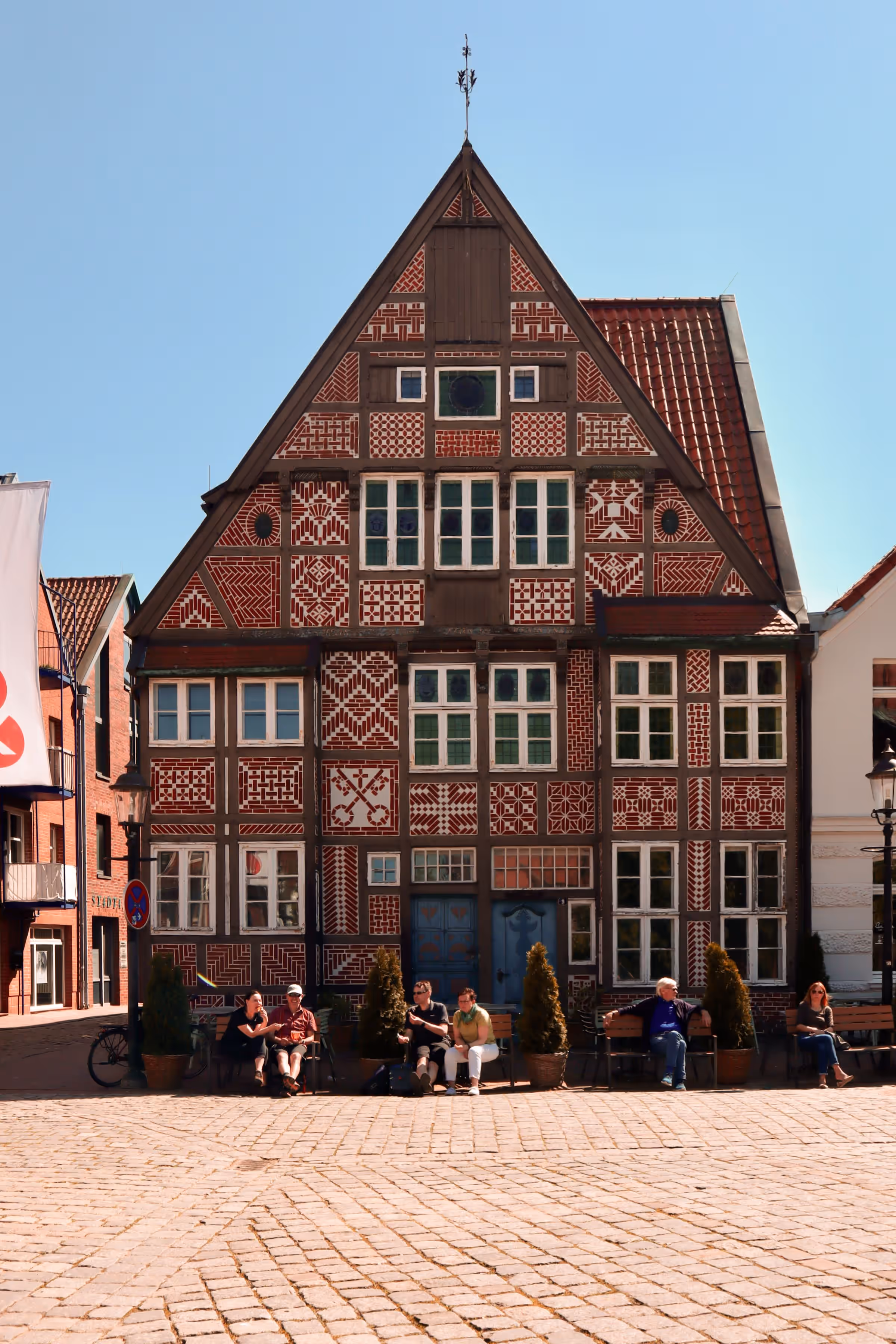 Fachwerkhaus mit rotem Ziegelmuster am Marktplatz in Buxtehude