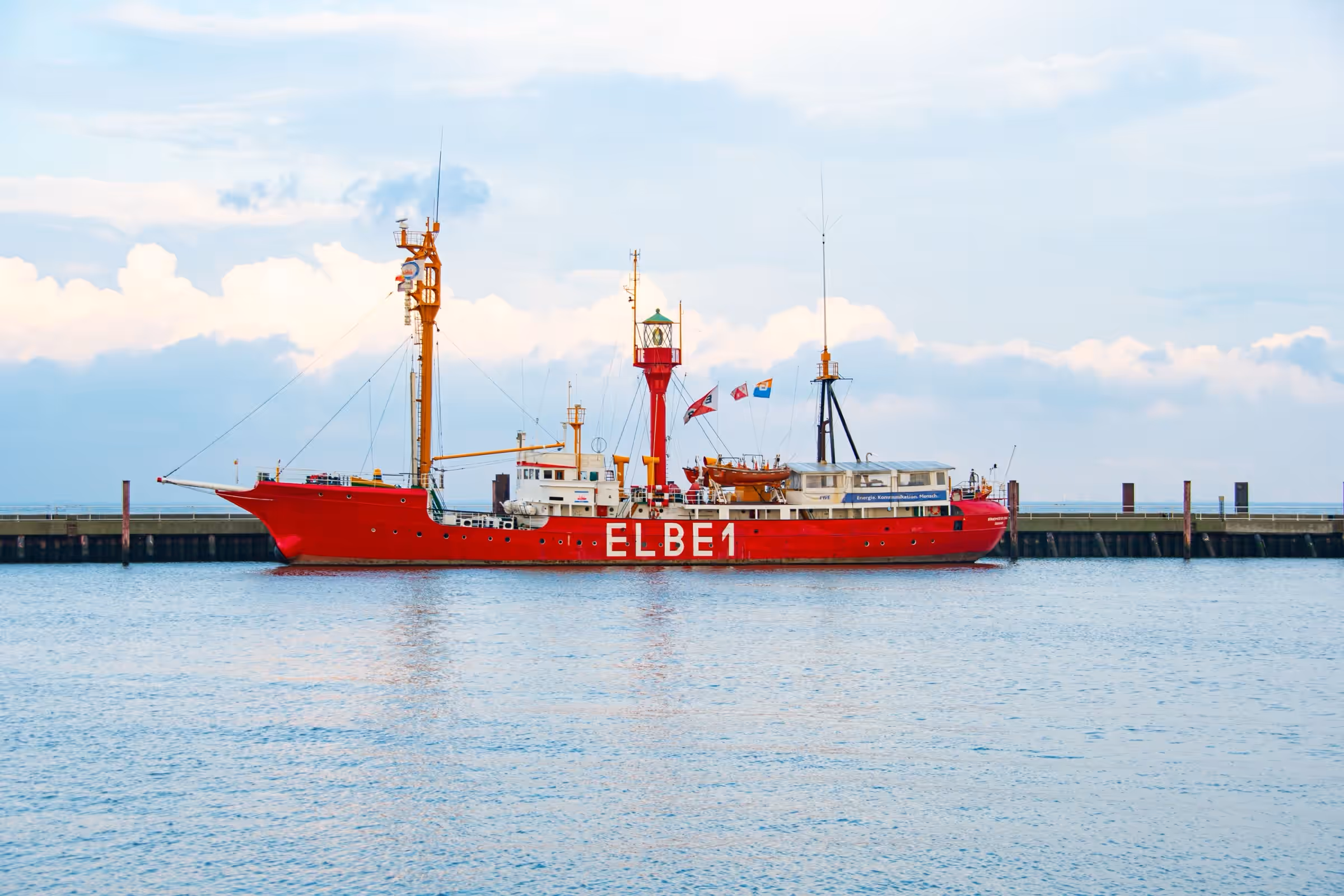 Das rote Feuerschiff Elbe 1 im Hafen von Cuxhaven unter blauem Himmel
