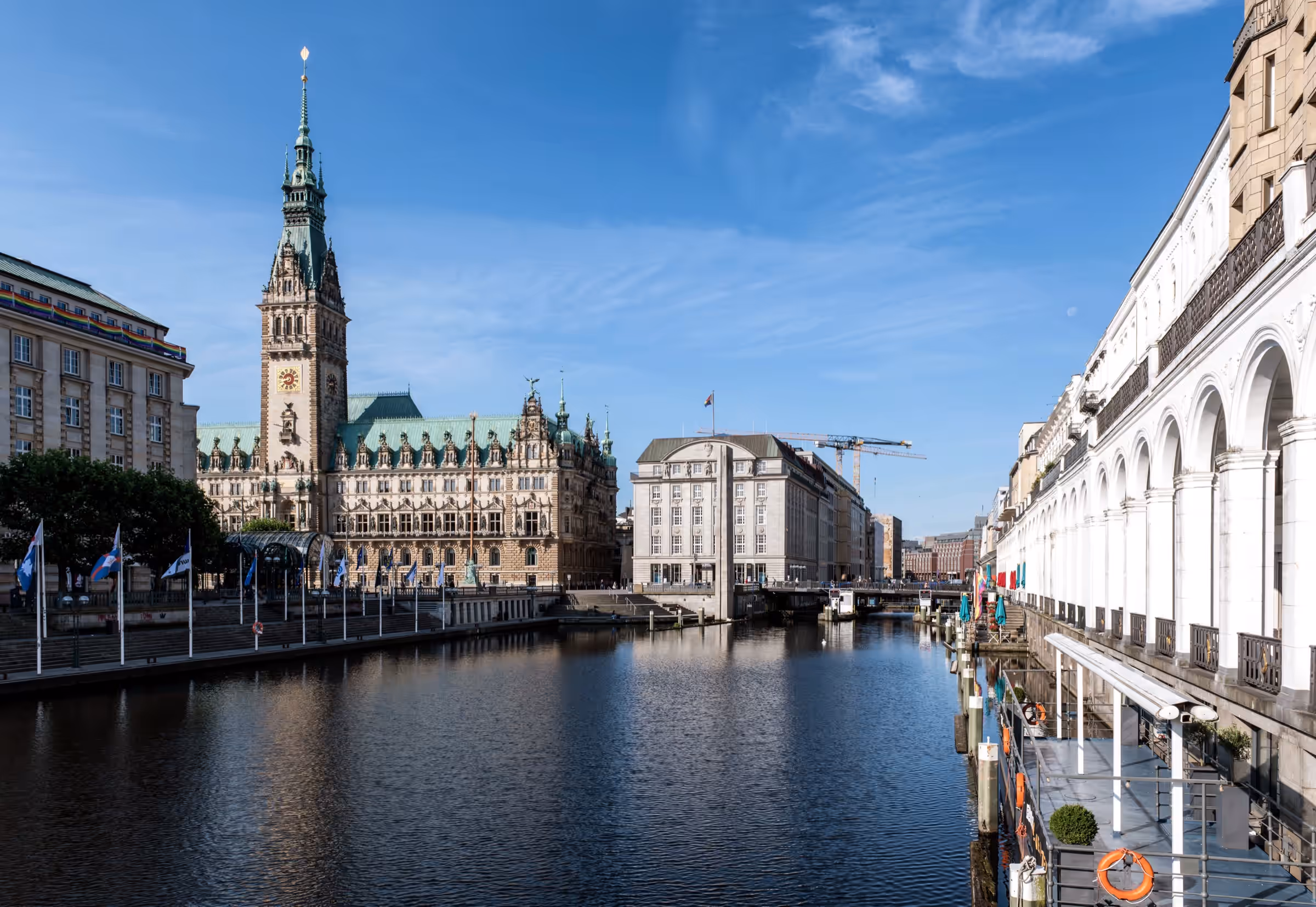 Hamburger Rathaus am Alsterfleet, rechts die weißen Bögen der Alsterarkaden